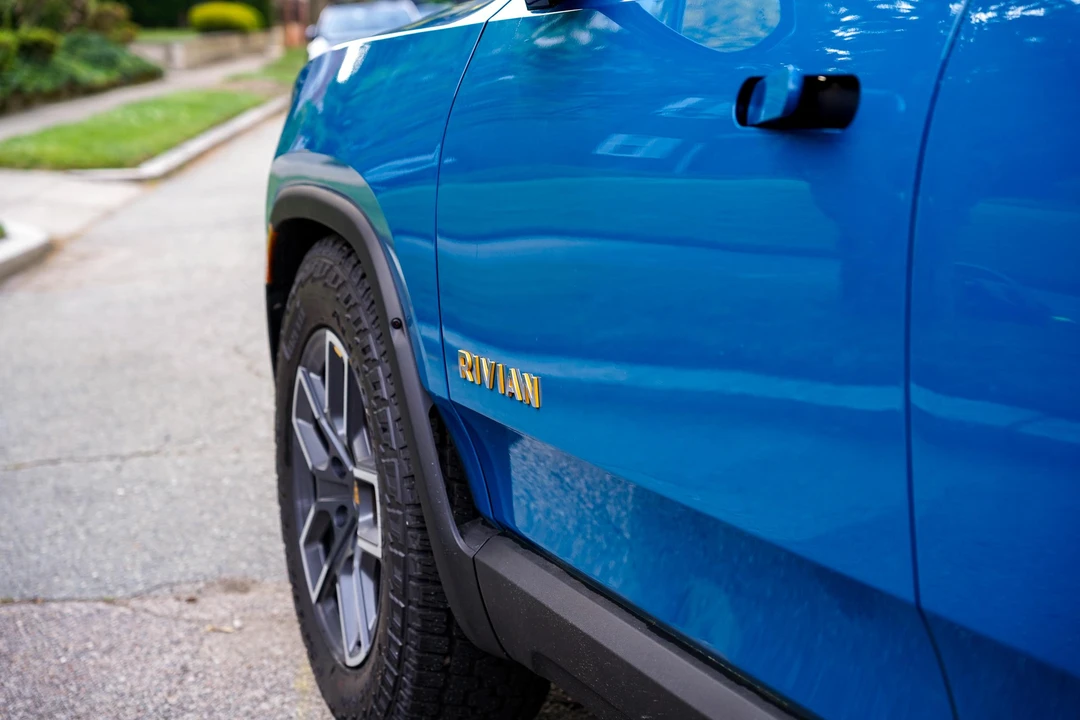 2023 Rivian R1S - Image 17 of 31