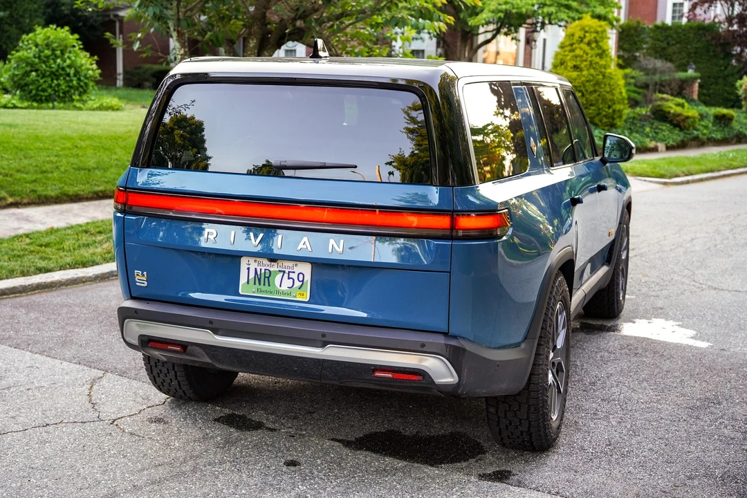 2023 Rivian R1S - Image 8 of 31