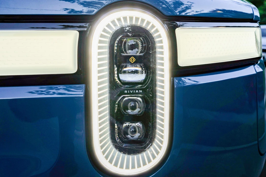 2023 Rivian R1S - Image 13 of 31