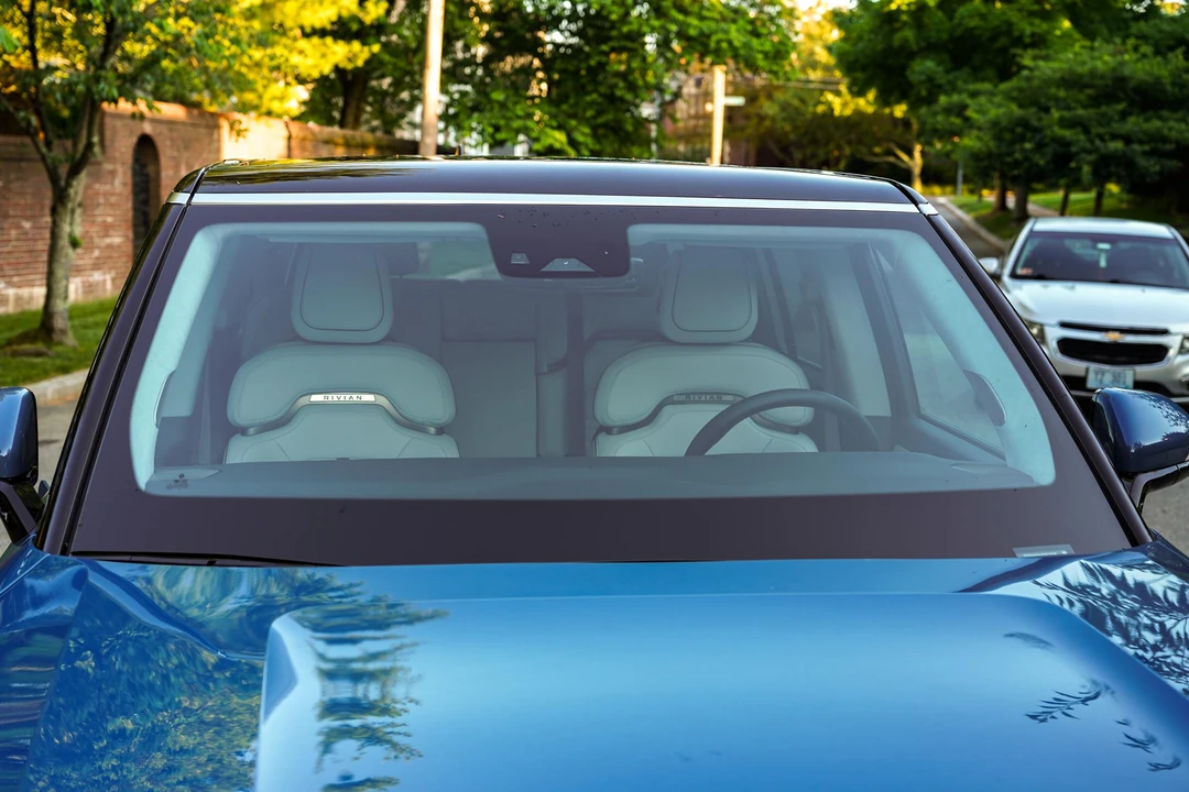 2023 Rivian R1S - Image 14 of 31