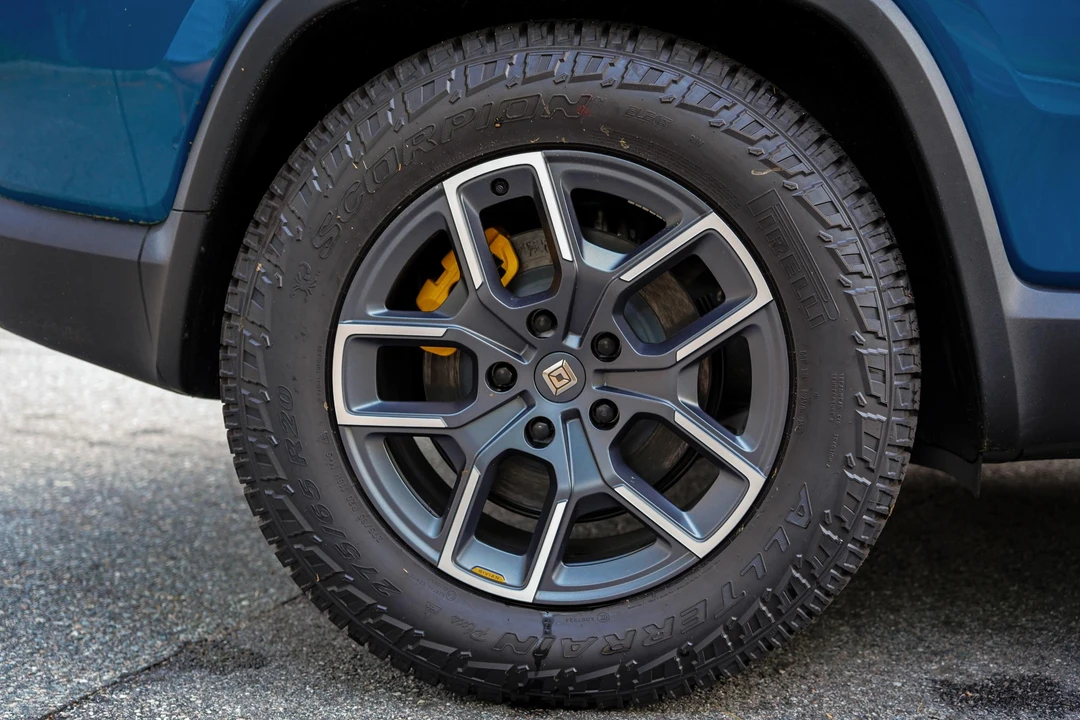 2023 Rivian R1S - Image 30 of 31