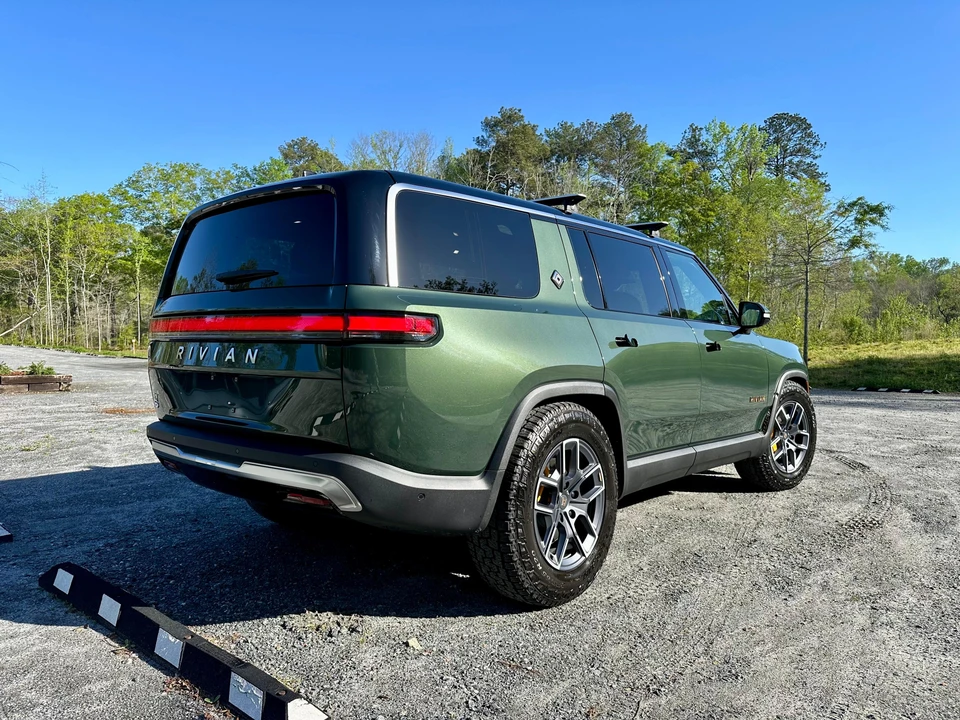 2023 Rivian R1S - Image 15 of 31
