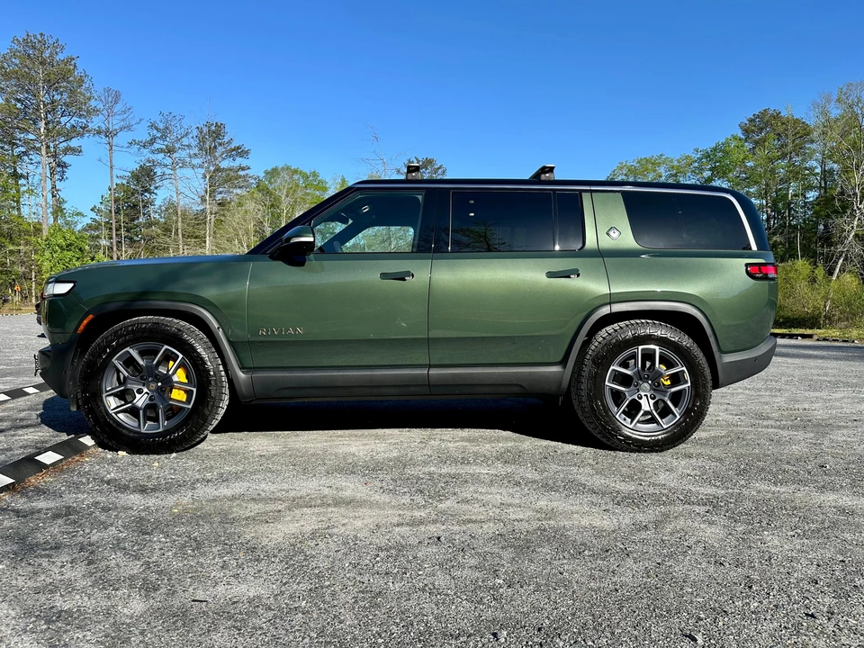 2023 Rivian R1S - Image 9 of 31