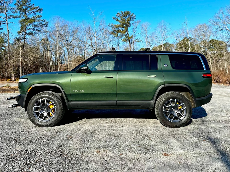 2023 Rivian R1S - Image 10 of 31
