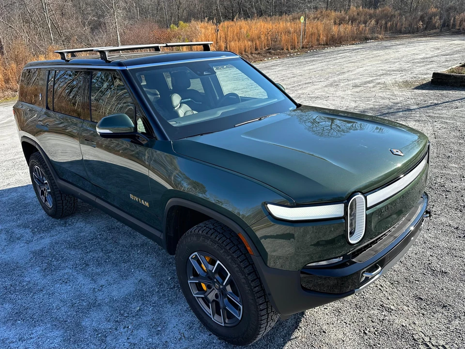 2023 Rivian R1S - Image 18 of 31