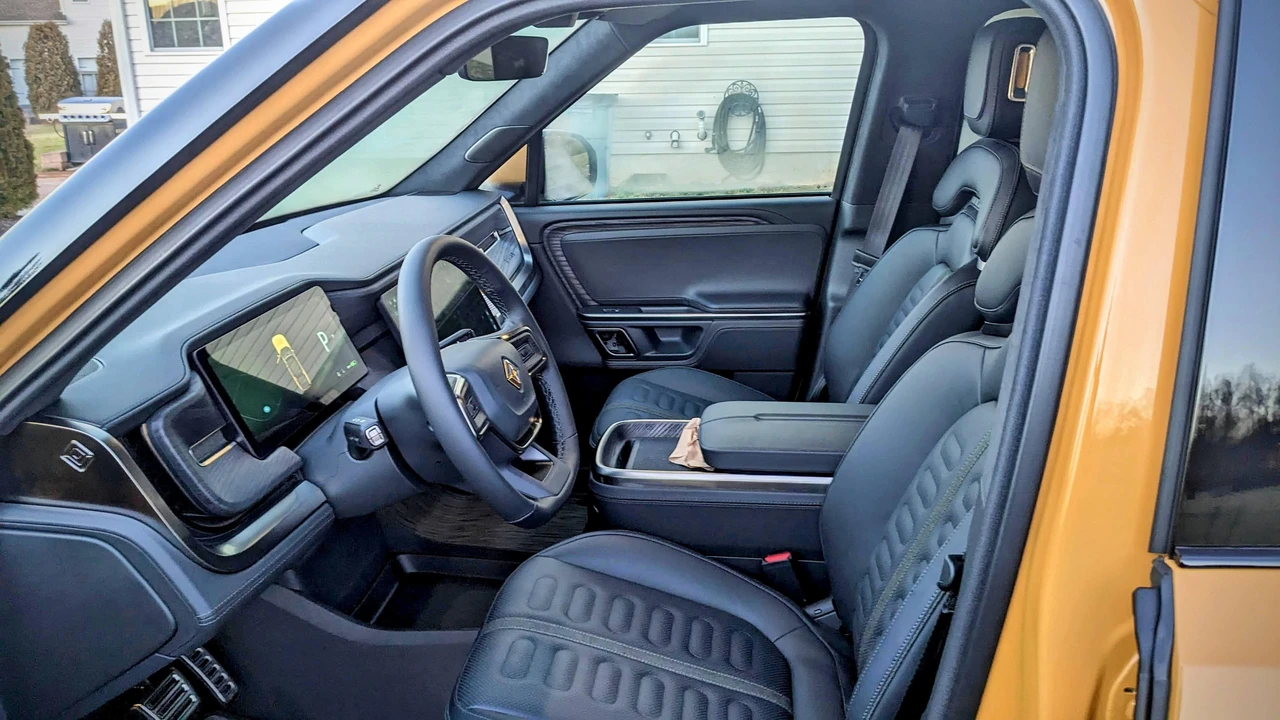 2023 Rivian R1S - Image 23 of 31