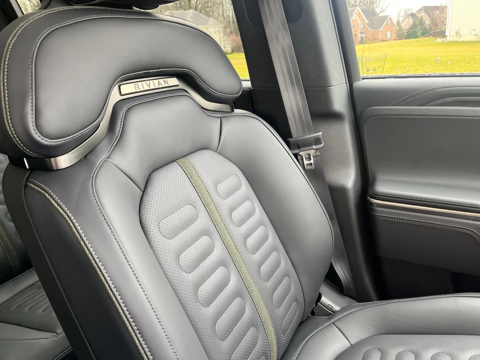 2023 Rivian R1S - Image 25 of 31