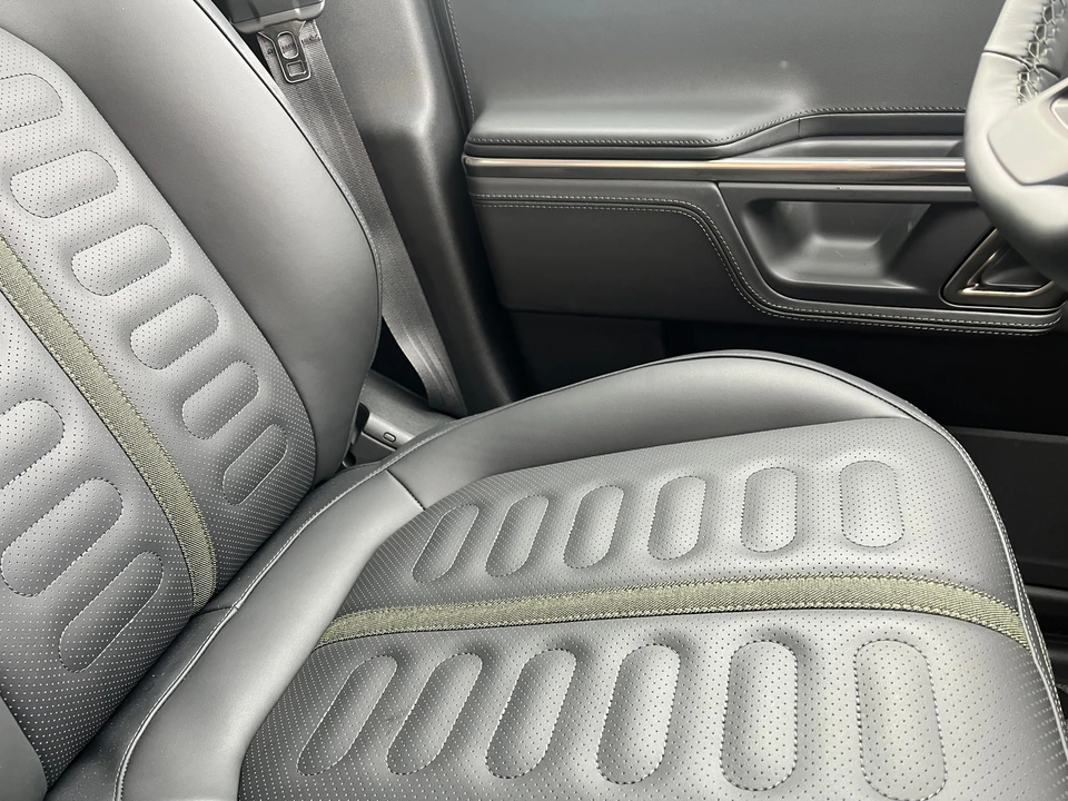 2023 Rivian R1S - Image 26 of 31
