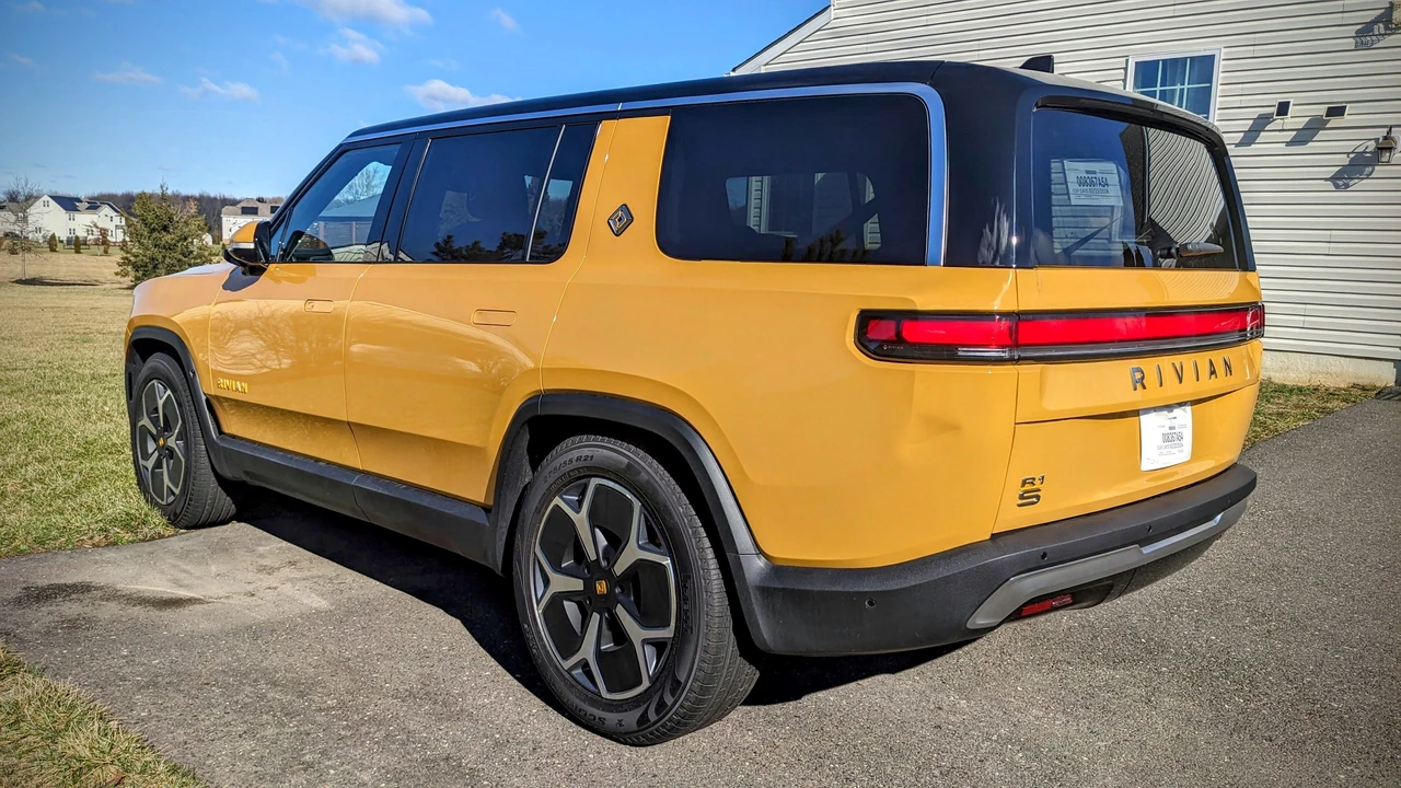 2023 Rivian R1S - Image 9 of 31