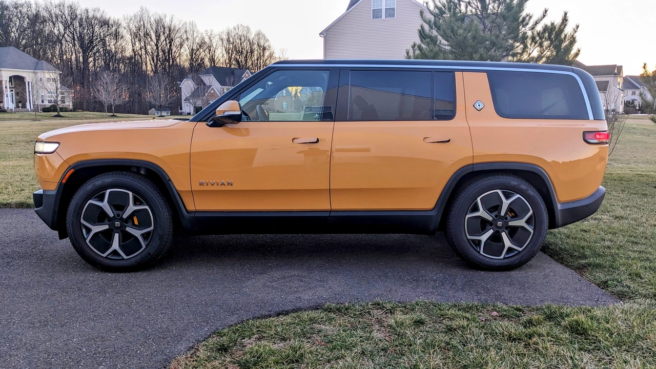 2023 Rivian R1S - Image 8 of 31