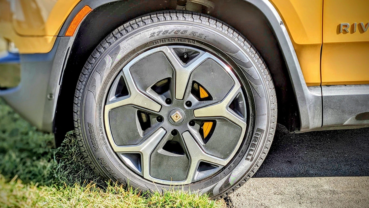 2023 Rivian R1S - Image 15 of 31