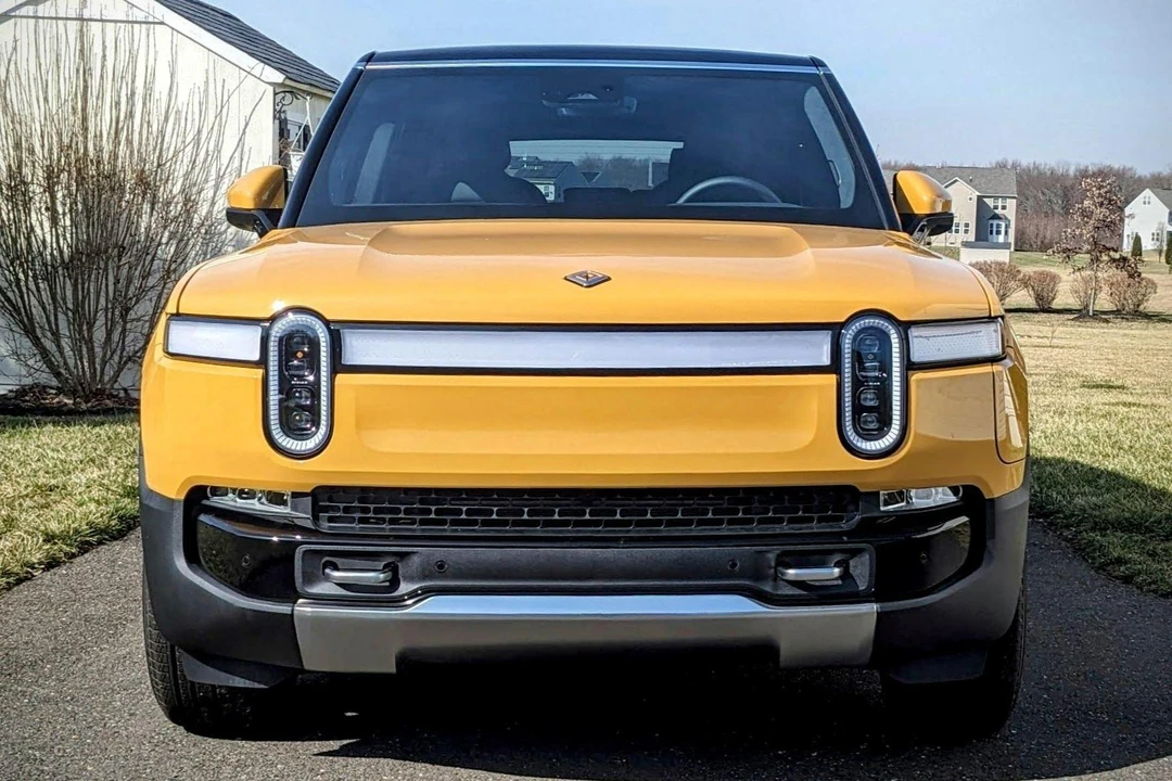2023 Rivian R1S - Image 2 of 31