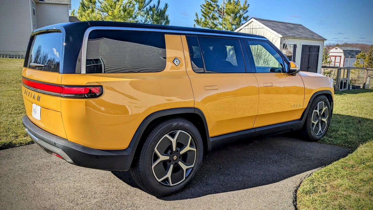 2023 Rivian R1S - Image 12 of 31