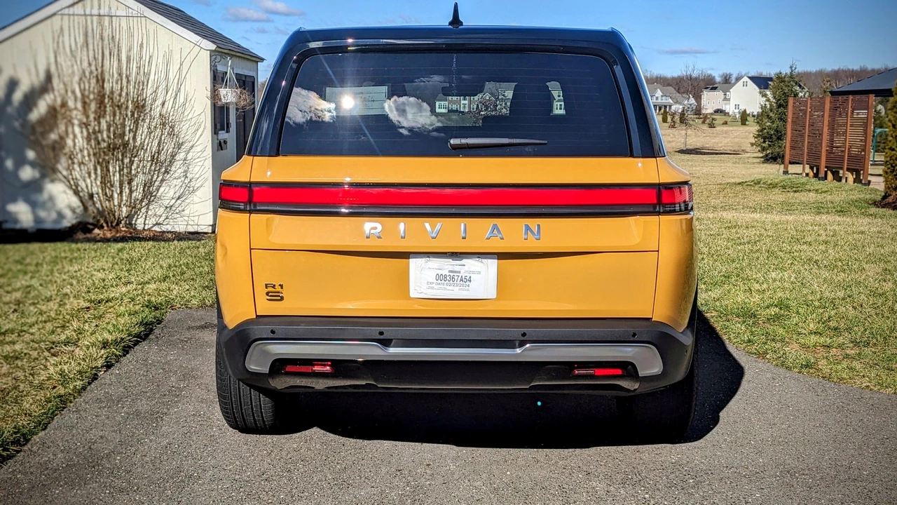 2023 Rivian R1S - Image 10 of 31