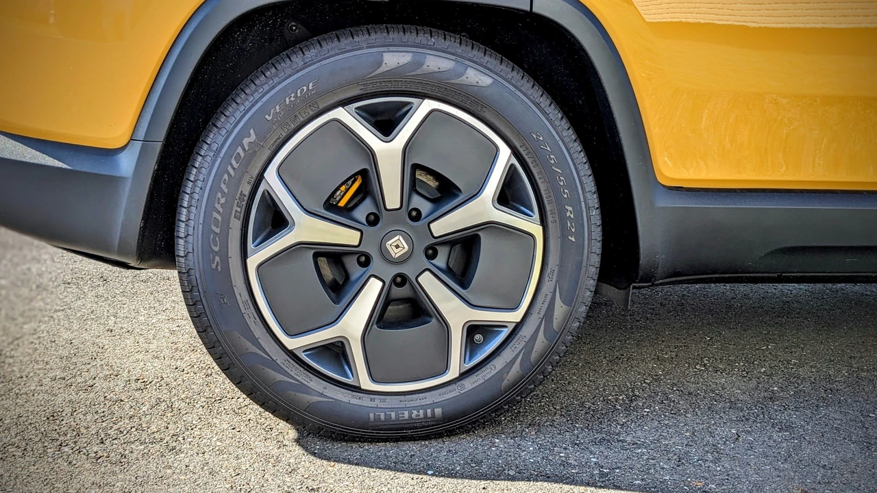 2023 Rivian R1S - Image 17 of 31