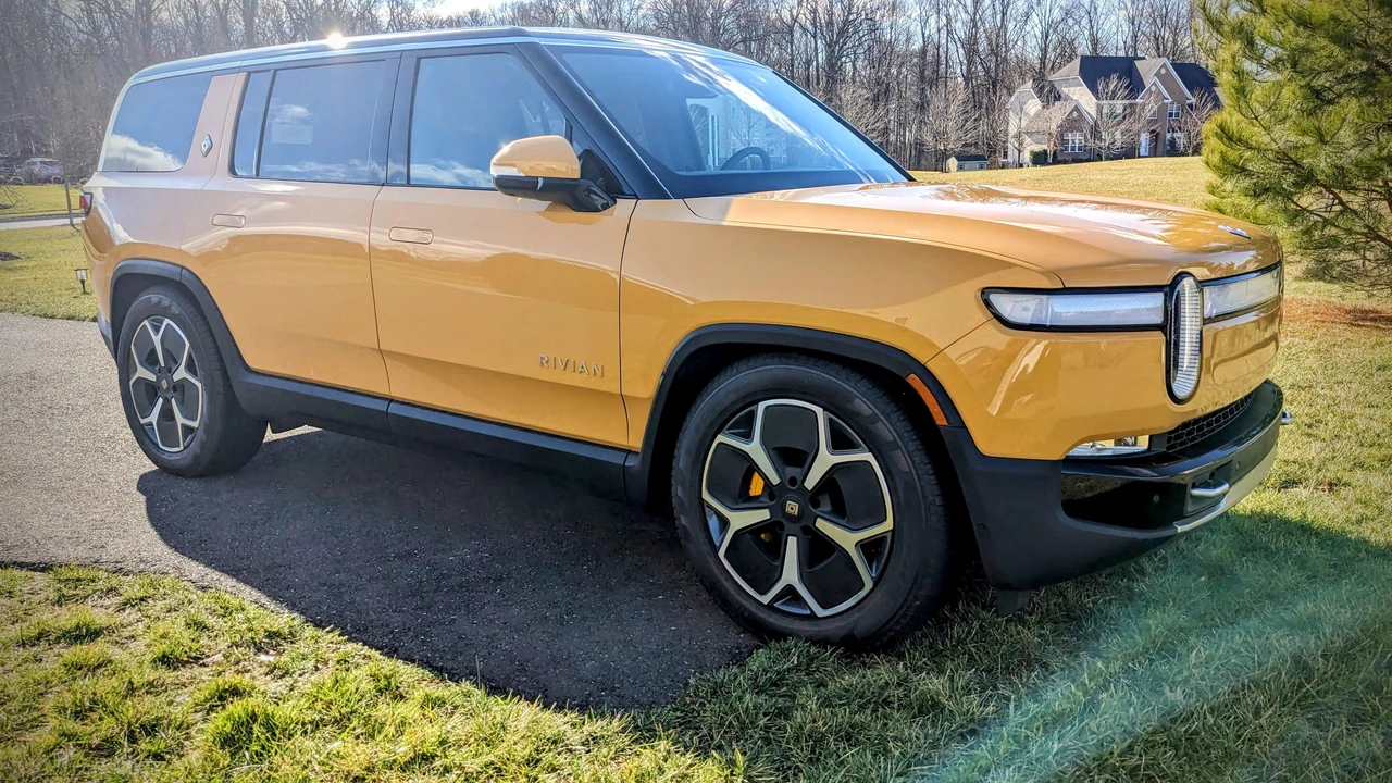2023 Rivian R1S - Image 14 of 31