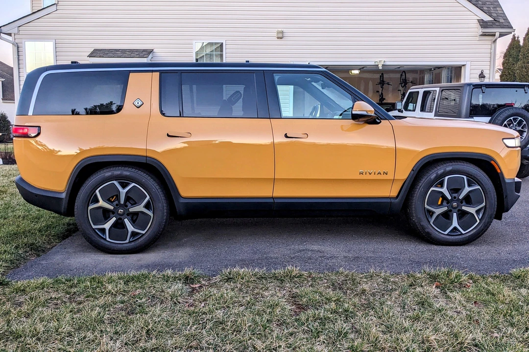 2023 Rivian R1S - Image 13 of 31
