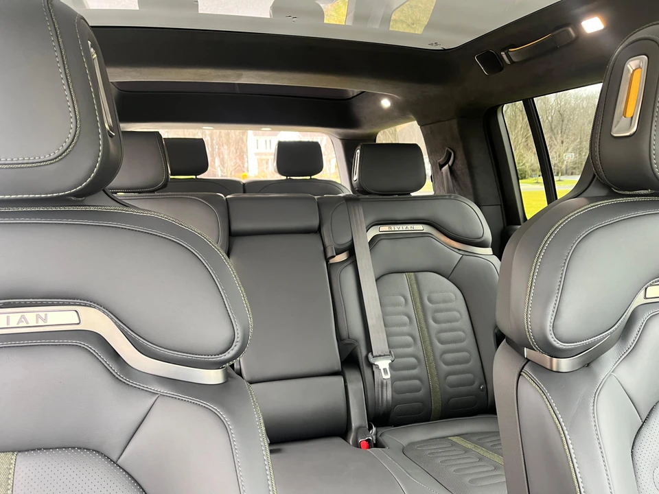 2023 Rivian R1S - Image 28 of 31