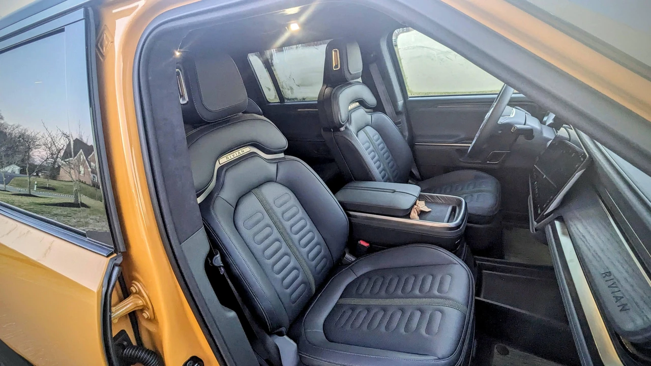2023 Rivian R1S - Image 27 of 31