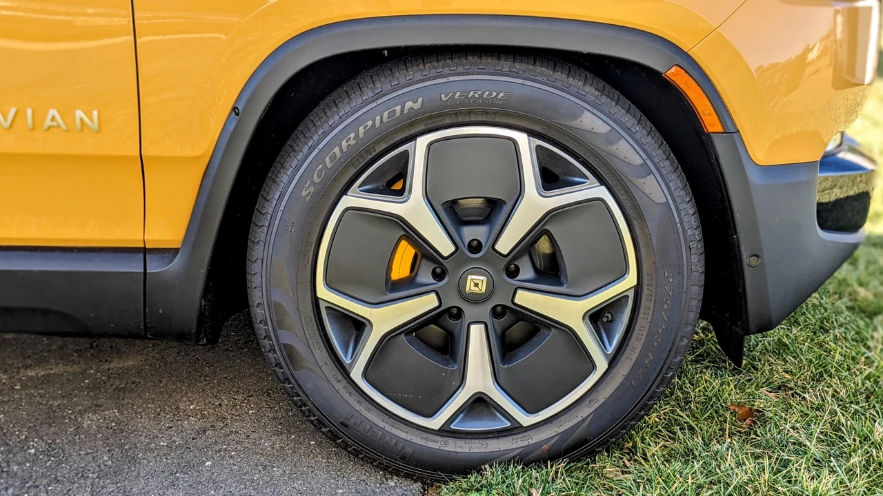 2023 Rivian R1S - Image 18 of 31