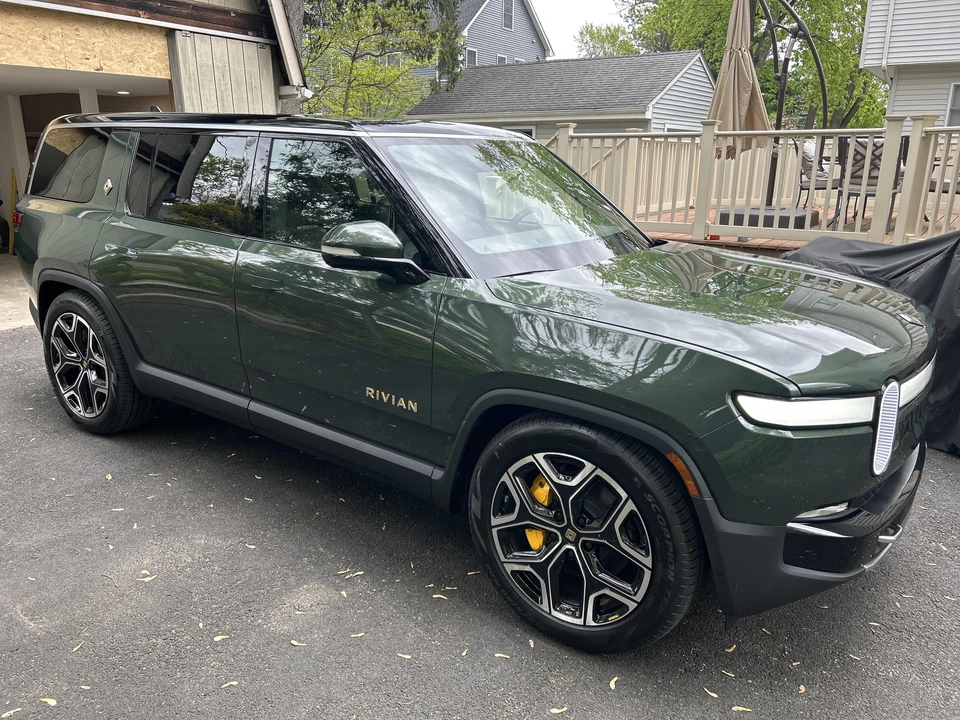 2023 Rivian R1S - Image 15 of 31