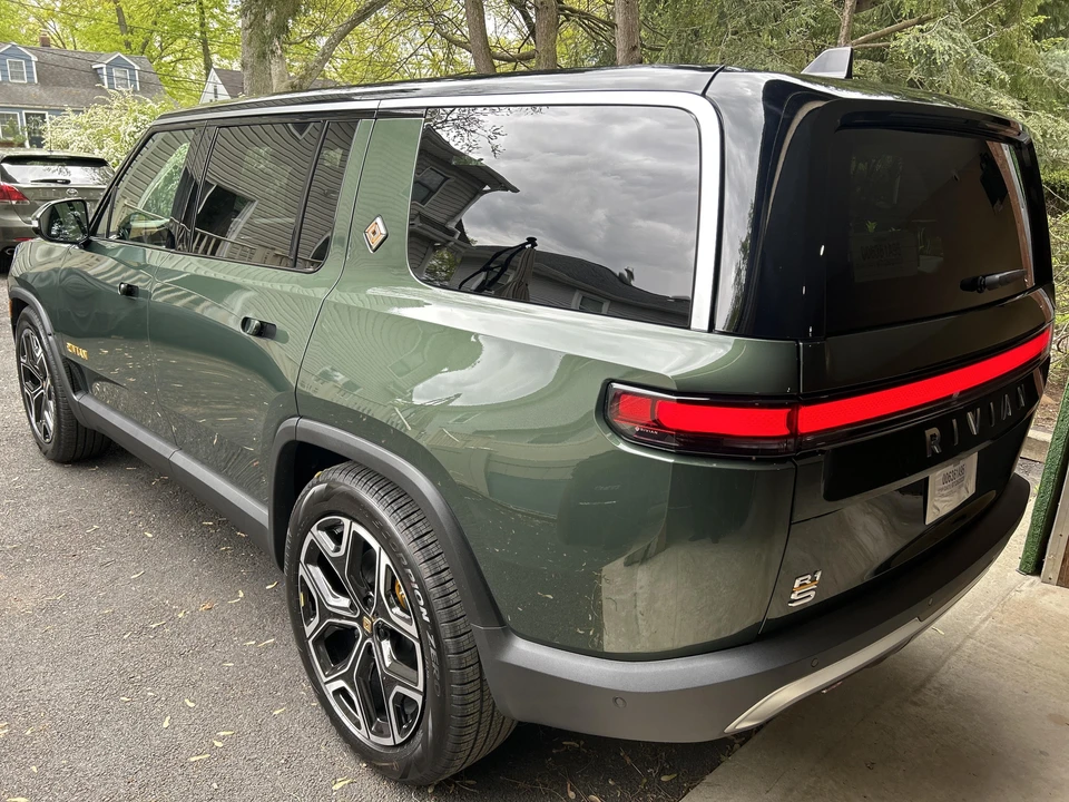 2023 Rivian R1S - Image 11 of 31