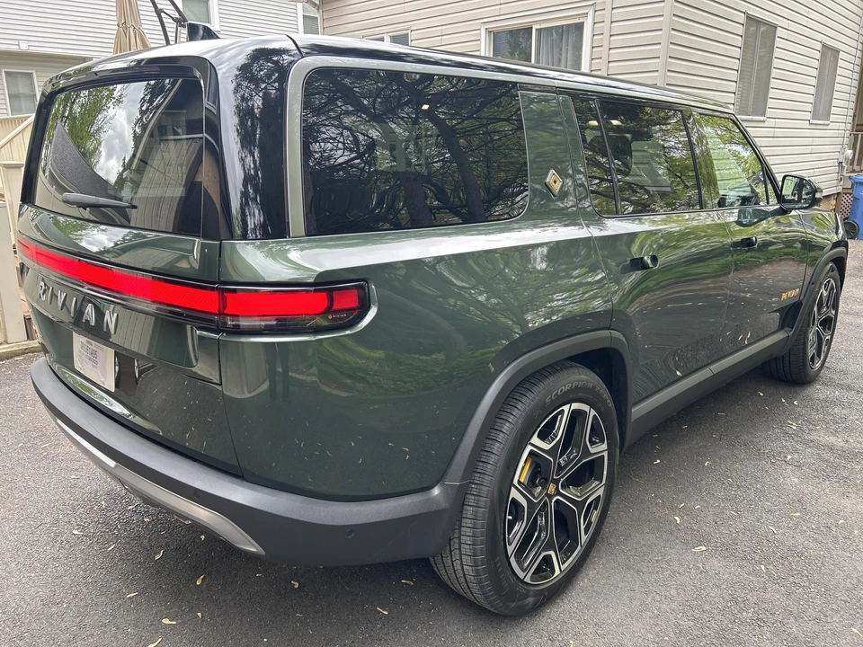 2023 Rivian R1S - Image 14 of 31