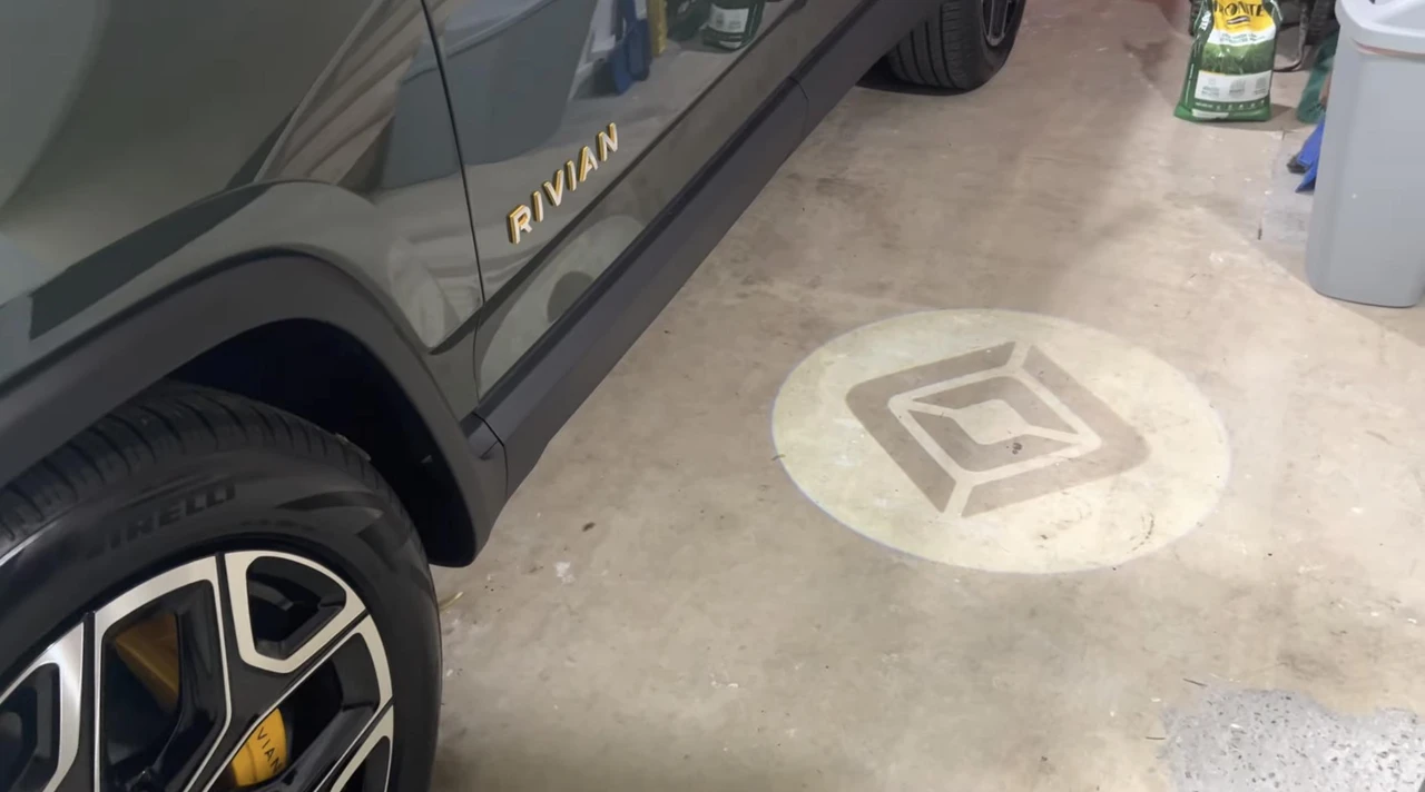 2023 Rivian R1S - Image 21 of 31