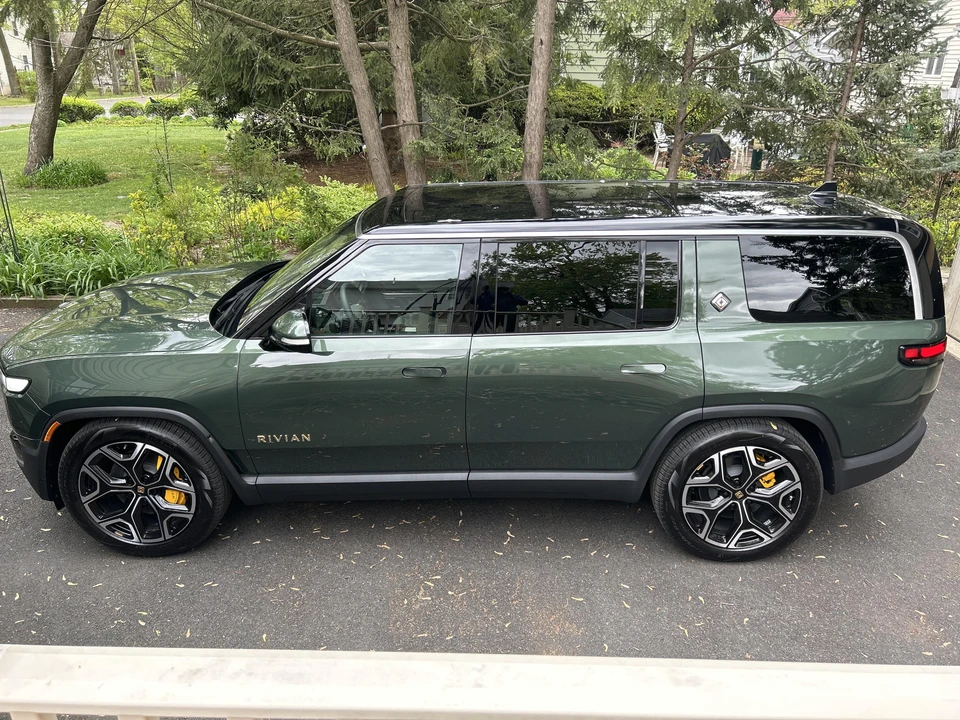 2023 Rivian R1S - Image 8 of 31