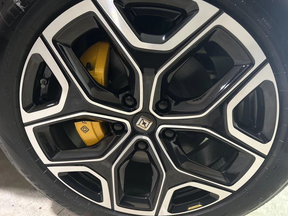 2023 Rivian R1S - Image 26 of 31