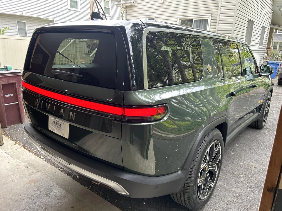 2023 Rivian R1S - Image 12 of 31