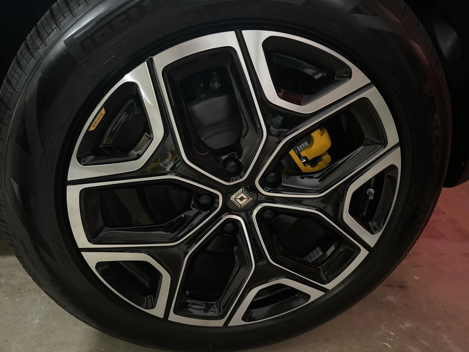 2023 Rivian R1S - Image 25 of 31