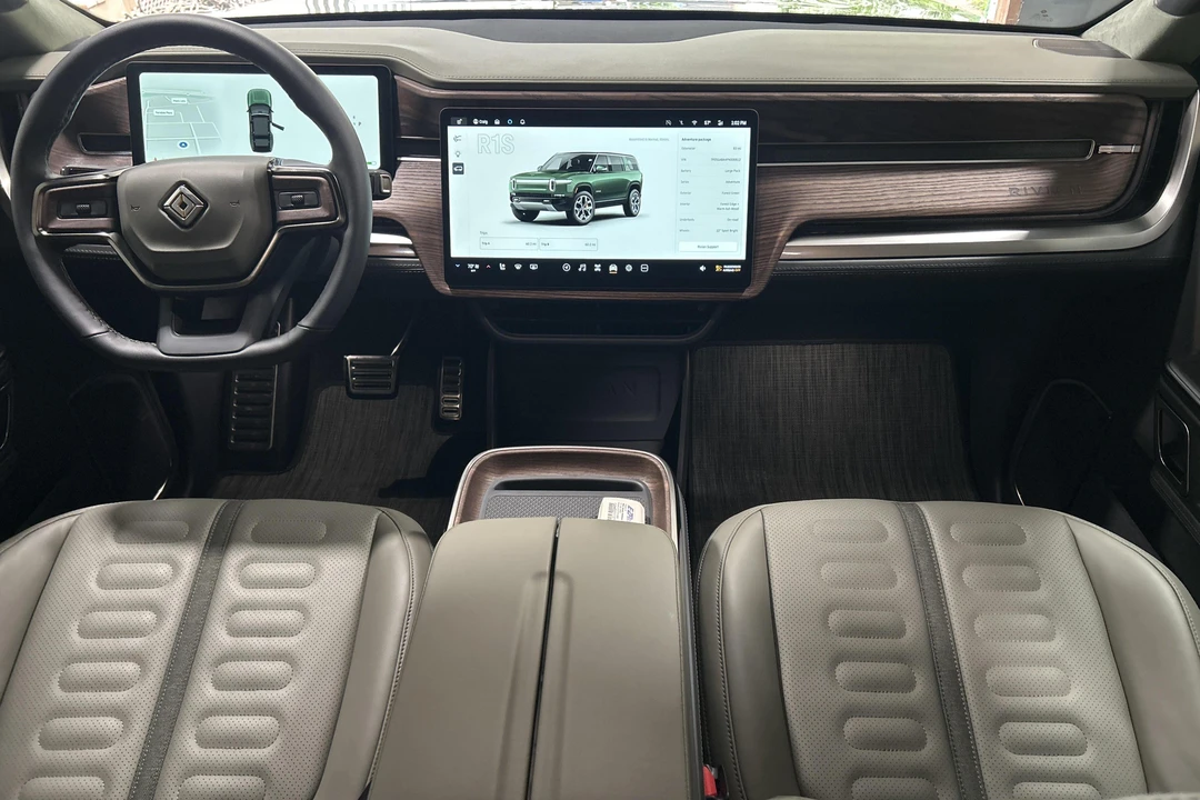 2023 Rivian R1S - Image 28 of 31