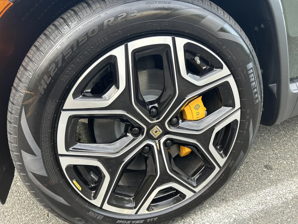 2023 Rivian R1S - Image 24 of 31