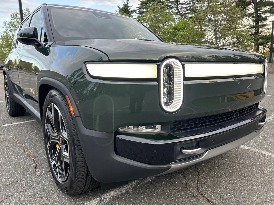 2023 Rivian R1S - Image 18 of 31