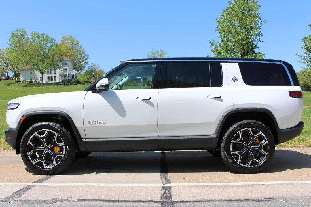 2023 Rivian R1S - Image 3 of 9