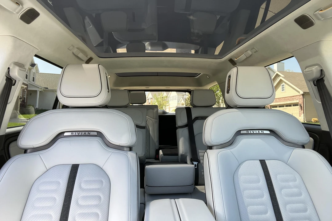 2023 Rivian R1S - Image 7 of 9