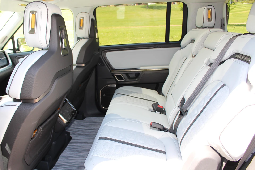 2023 Rivian R1S - Image 8 of 9