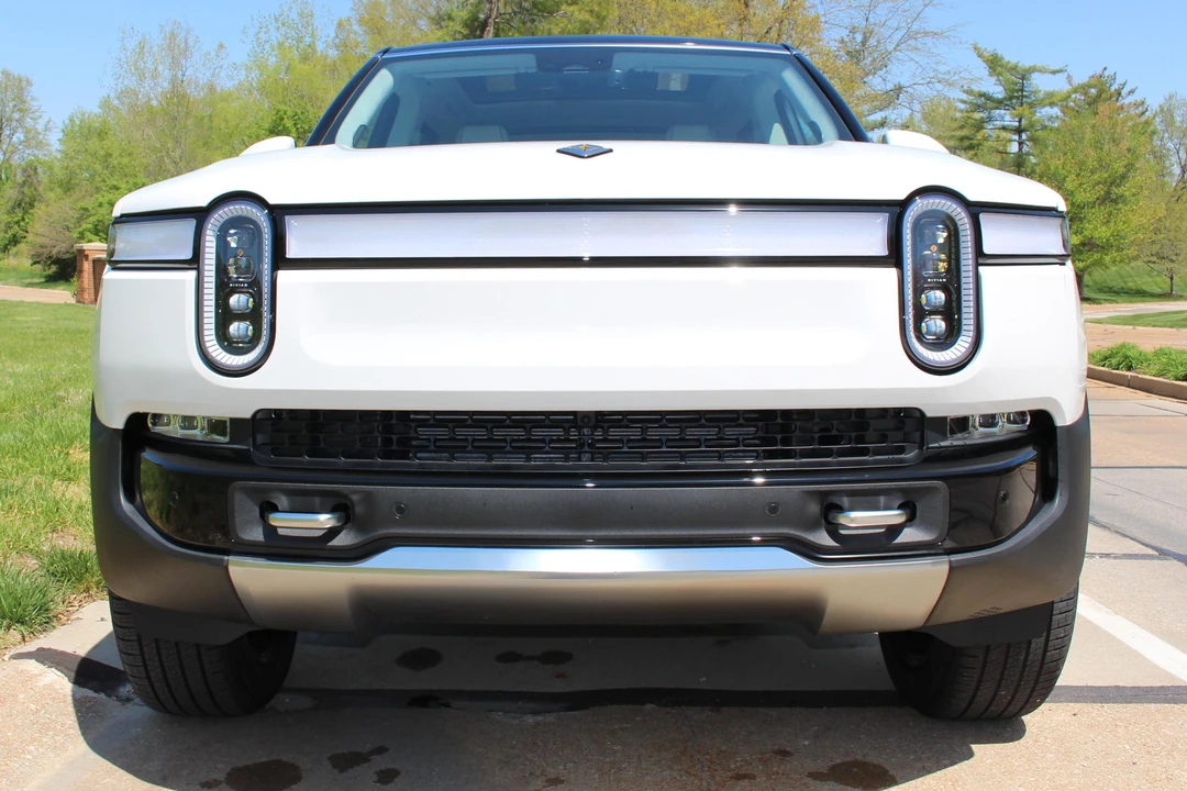 2023 Rivian R1S - Image 2 of 9