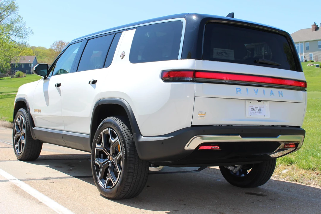 2023 Rivian R1S - Image 4 of 9