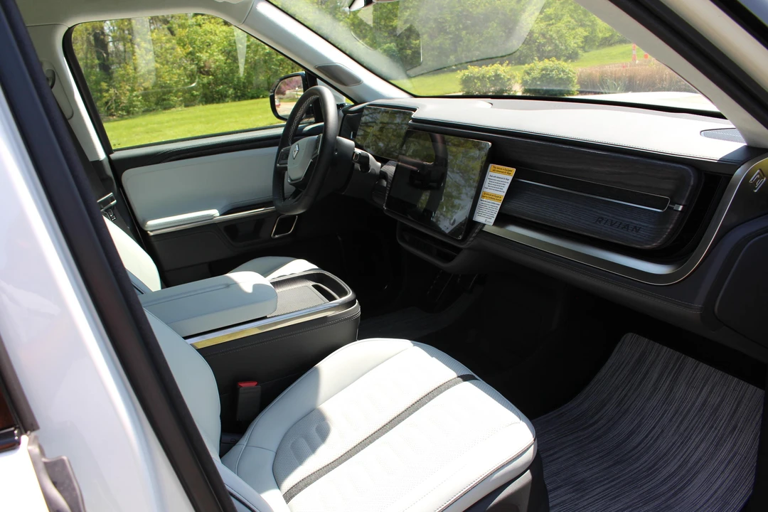 2023 Rivian R1S - Image 6 of 9
