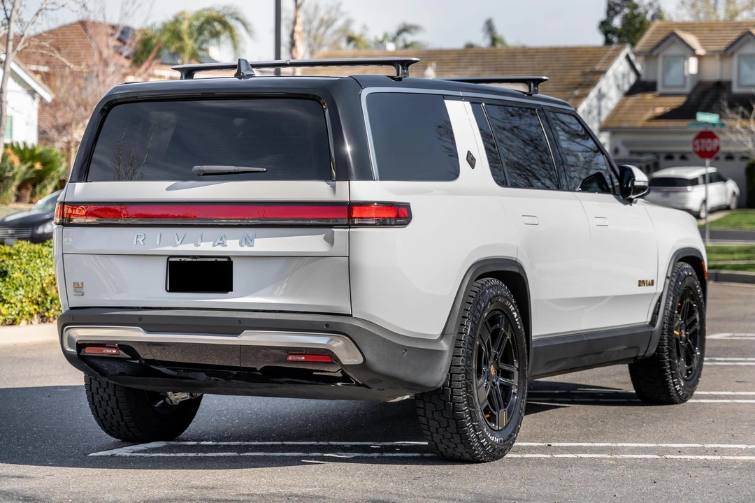 2023 Rivian R1S - Image 4 of 31