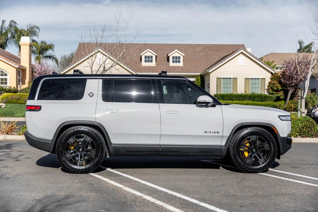 2023 Rivian R1S - Image 12 of 31