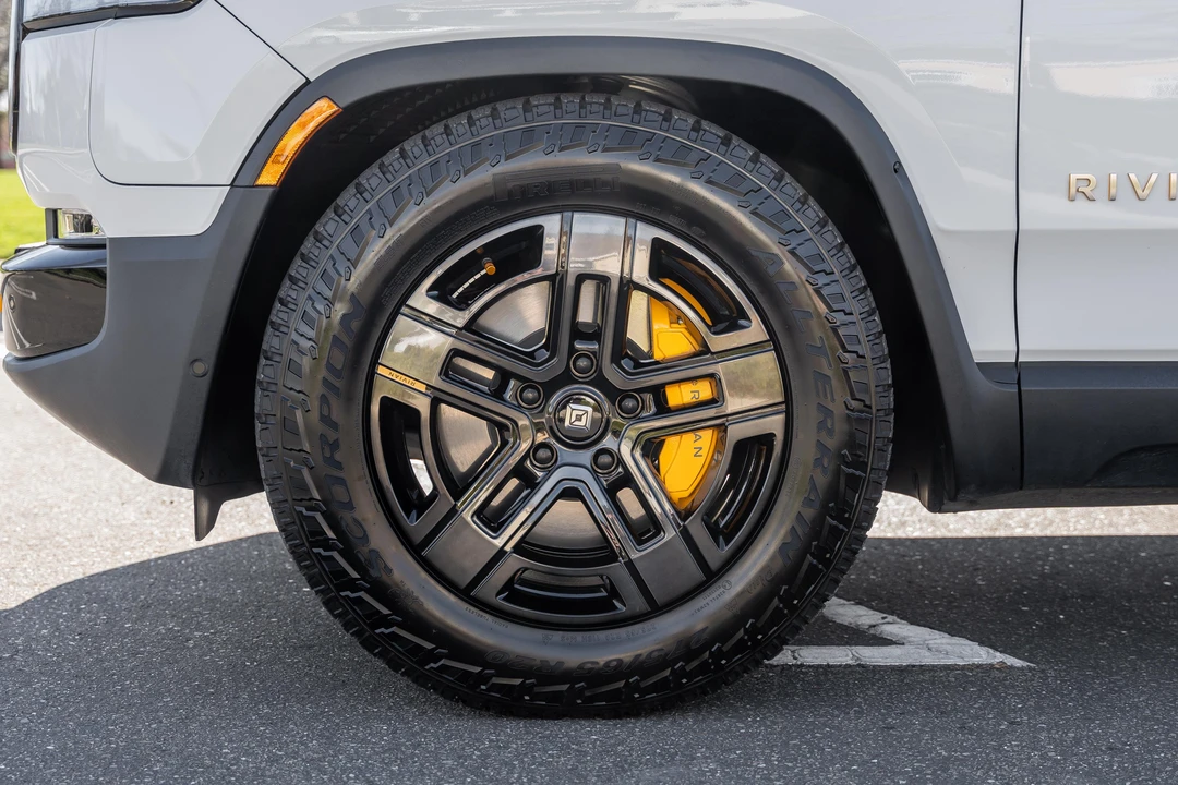 2023 Rivian R1S - Image 30 of 31