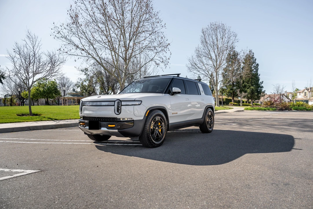 2023 Rivian R1S - Image 8 of 31