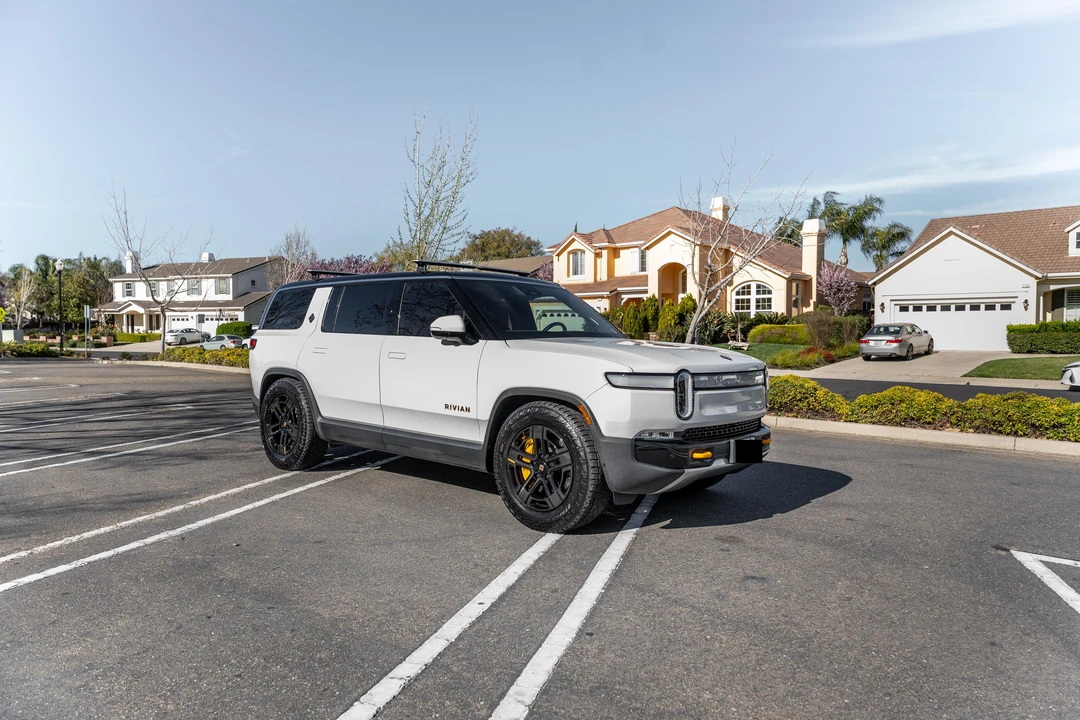 2023 Rivian R1S - Image 13 of 31