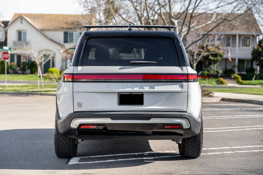 2023 Rivian R1S - Image 11 of 31