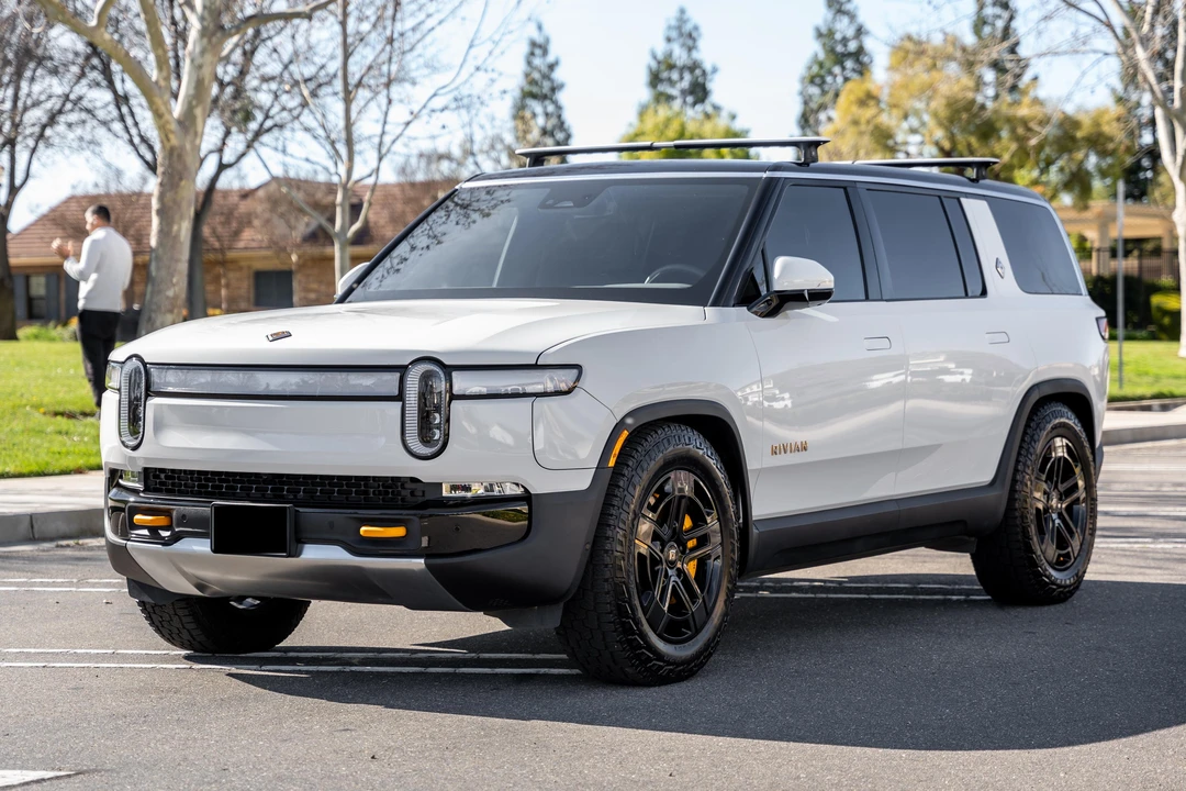2023 Rivian R1S - Image 9 of 31