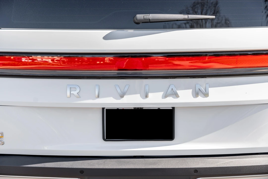 2023 Rivian R1S - Image 25 of 31