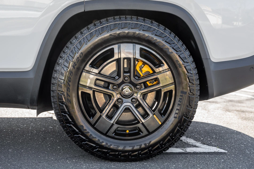 2023 Rivian R1S - Image 31 of 31